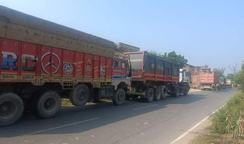 Long queues of trucks despite no entry