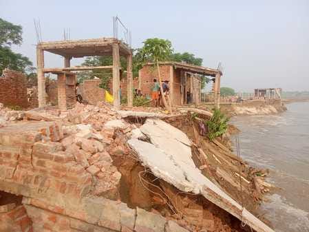 Seven houses were submerged in the Saryu River, and six people's houses were at the mouth of the erosion.