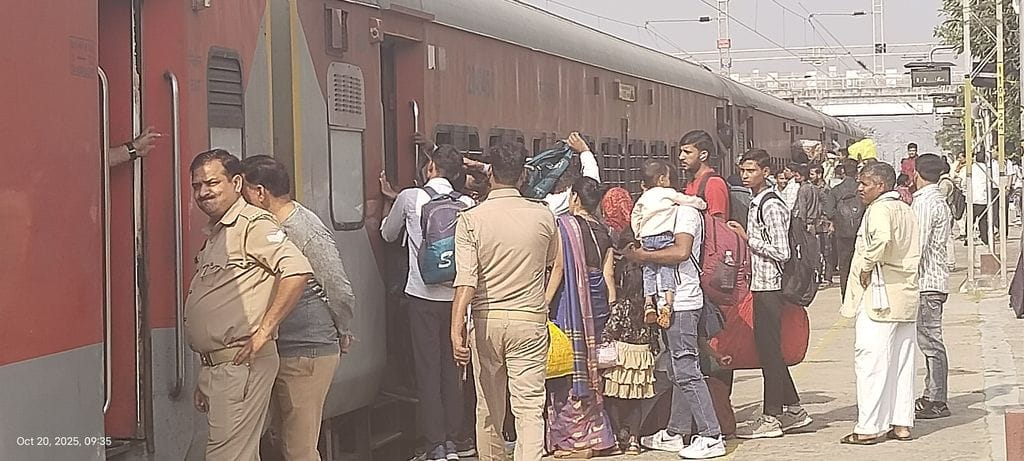 Crowds of passengers gathered on Intercity Express, police on alert