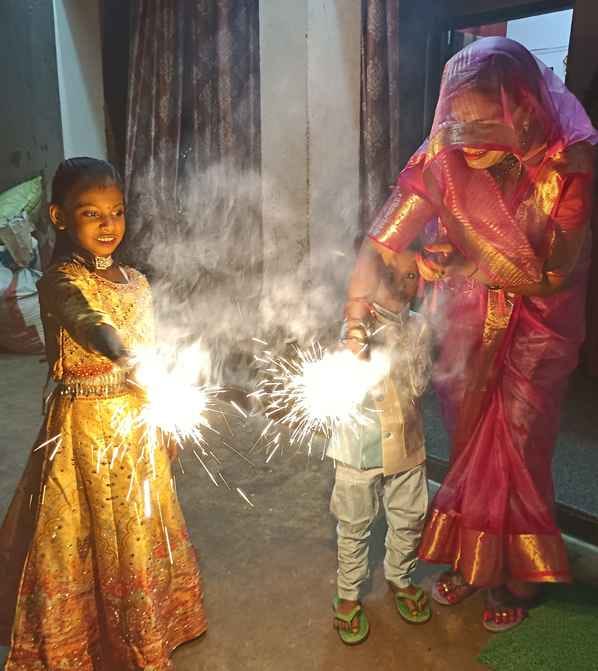 Lakshmi-Ganesh-Kubera were worshipped during two auspicious moments, the sky remained bright throughout the night.