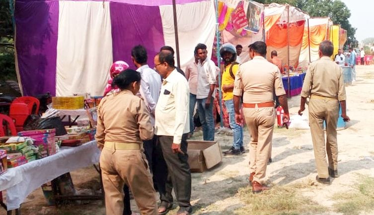 Police conducted inspections at firecracker shops