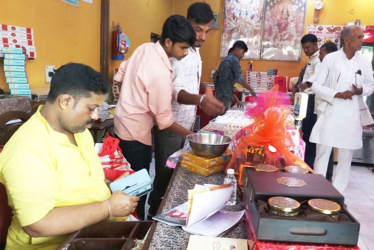 Markets buzz on Choti Diwali, vehicles and sweets sold in abundance