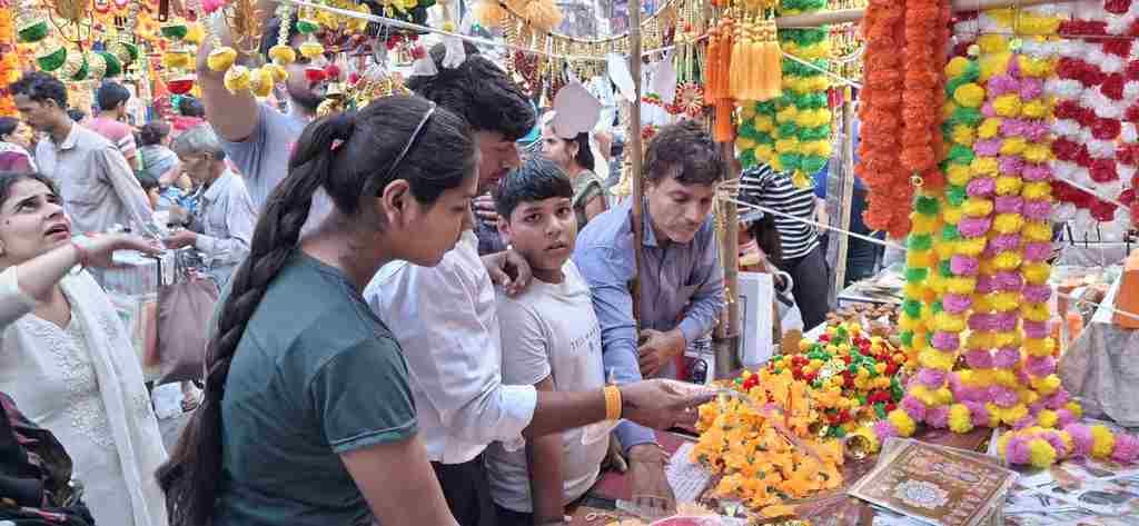 Lakshmi showers blessings on Choti Diwali, decorative items sell well