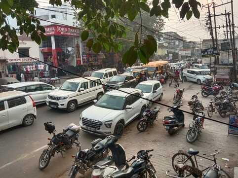 Vehicles kept crawling in the city due to the crowd of buyers