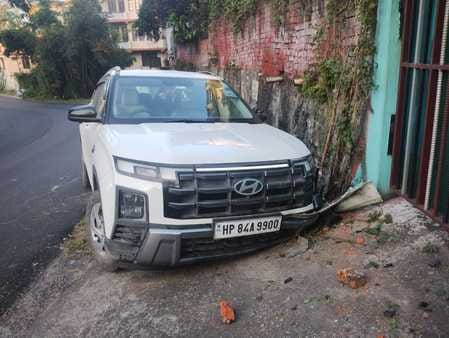 In Didvin, a car collided with the boundary wall of a house while saving a bull.