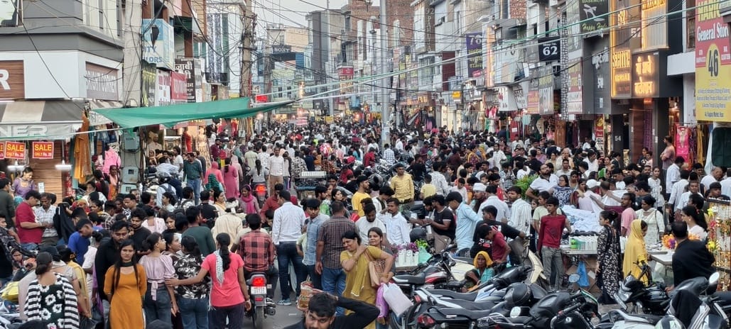 The city is bathed in colorful lights, Goddess Lakshmi will visit every home today