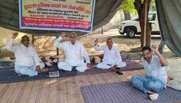 The Doordarshan Bachao Sangharsh Samiti's protest continued for the 1019th day