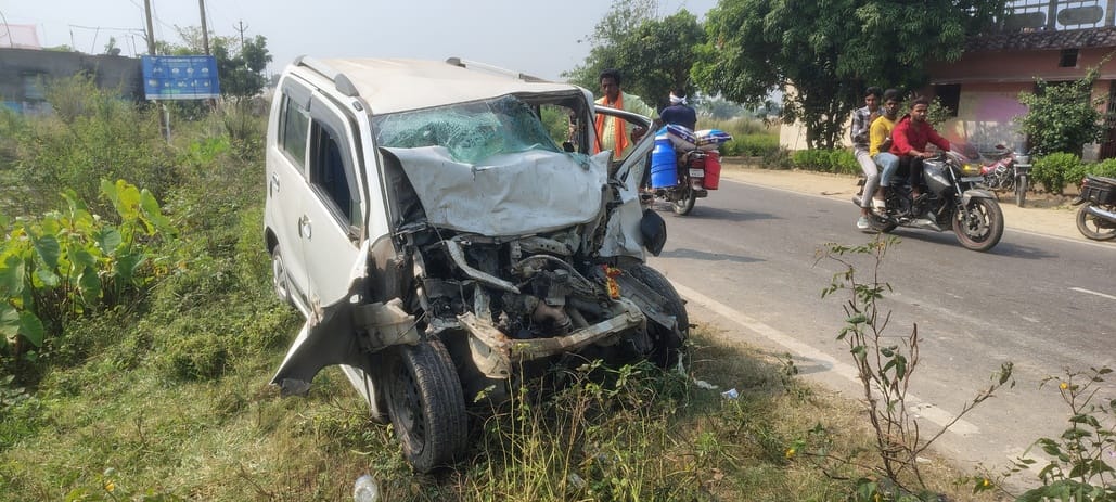 Two youths died in a collision between a car and a pickup in Kushinagar