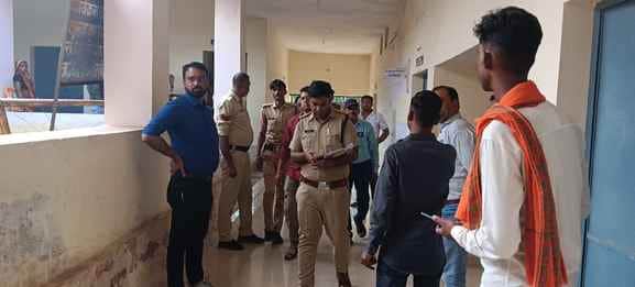 जांच करती पुलिस