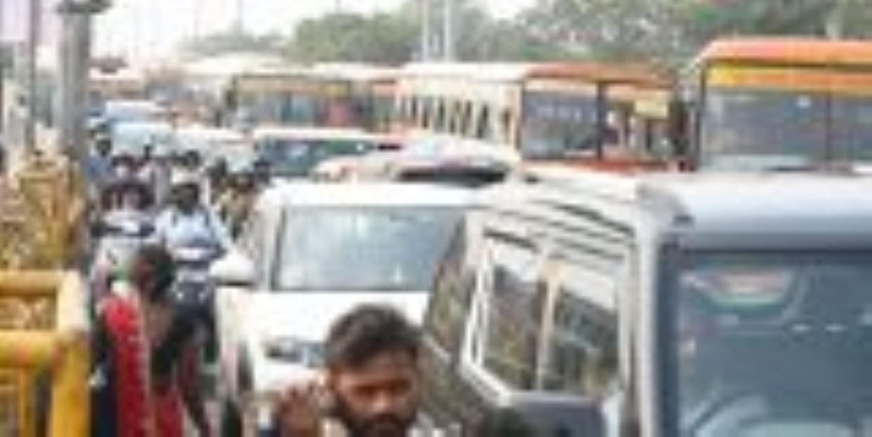 Helpless traffic police, traffic jam all around the city