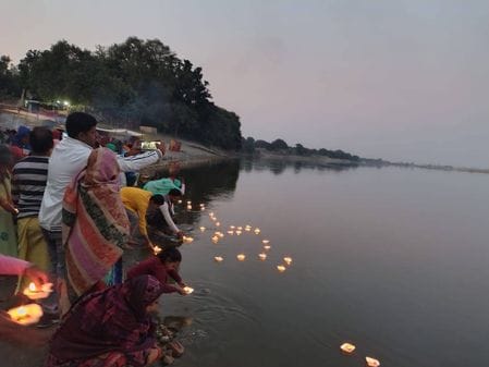 Donating lamps on the banks of rivers destroys sins