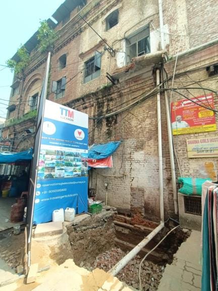 A lift is being built on the road in Hazratganj.