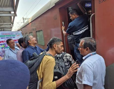 Crowds increased in trains on the eve of Diwali