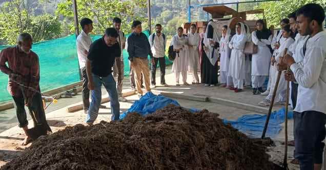राजोेरी कृषि विभाग ने जीडीसी राजोेरी में मशरूम की खेती के लिए खाद तैयार करने पर प्रशिक्षण आयोजि