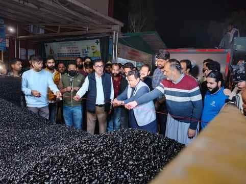 राजोेरी विधायक इफ़्तख़ार अहमद ने जीएमसी राजोेरी में ब्लैकटोप कार्य का उद्घाटन कियाफोटो