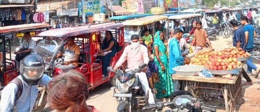 The main roads of the city were jammed due to the increasing crowd.