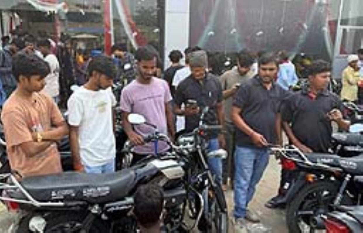 Gorakhpur News: People thronged the markets and shopped till late night.