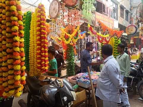 There was a lot of shopping in the markets, happiness was visible on the faces of the shopkeepers.
