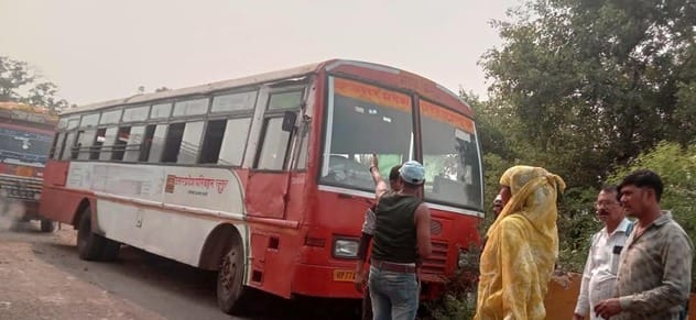 Uncontrolled roadways bus climbed on the railing of the culvert, causing screams and cries.