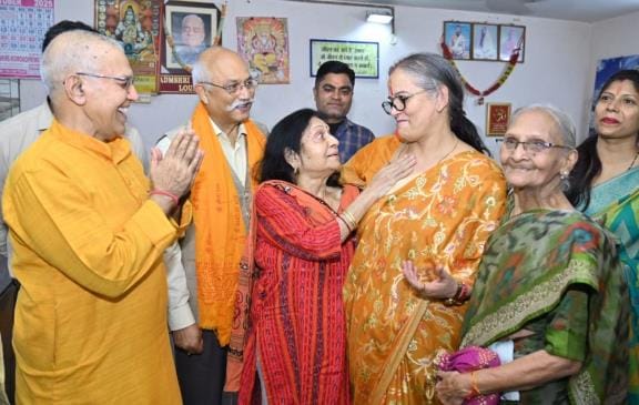 The mayor reached the old age home and wished the senior citizens.