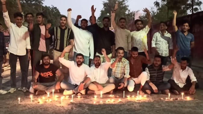 युवा कांग्रेस ने गड्ढों पर जलाए दीप