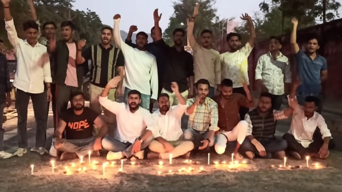 युवा कांग्रेस ने गड्ढों पर जलाए दीप