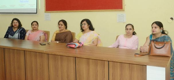 The online process of the bank was explained to the girl students.
