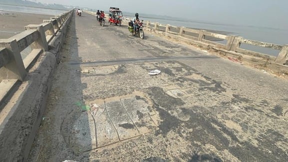 Anupshahar Ganga Bridge is in a dilapidated condition and even the iron rods are visible outside.