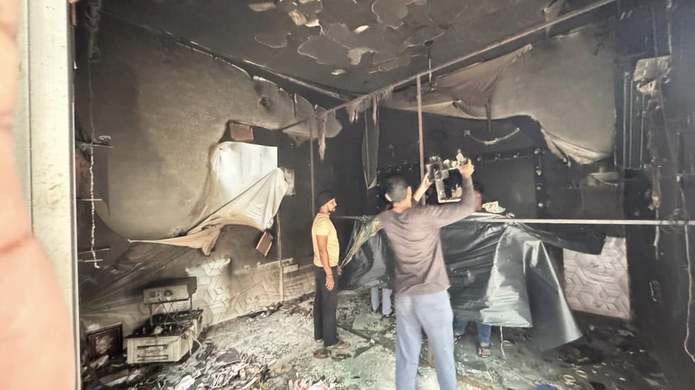 Fear of loss of lakhs due to fire in beauty parlor