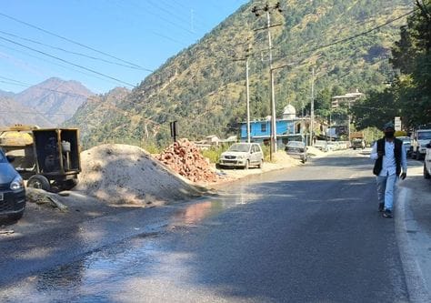 Debris on National Highway-5