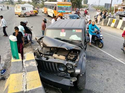 High-speed Thar rams into bike, three injured