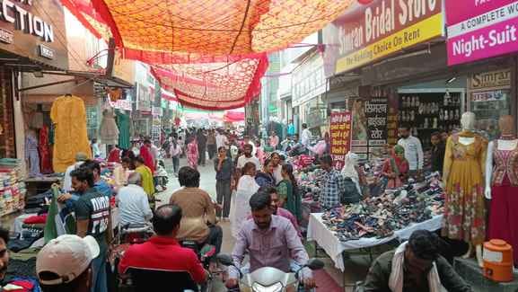 The markets remained lively amidst the crowds, the festival of Bhai Dooj will be celebrated tomorrow.