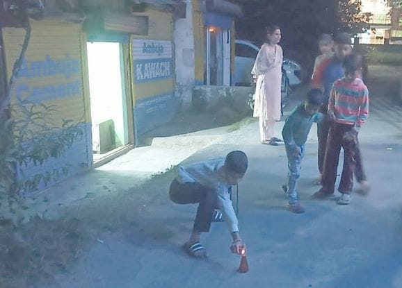 Fires broke out at three places on Diwali night, 12 people were burnt by firecrackers.