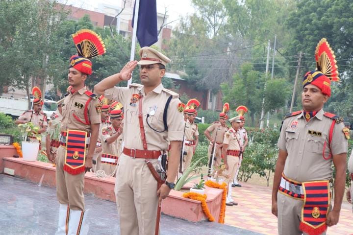 Emotional tribute paid to the martyrs in the police line, saluted their sacrifice.