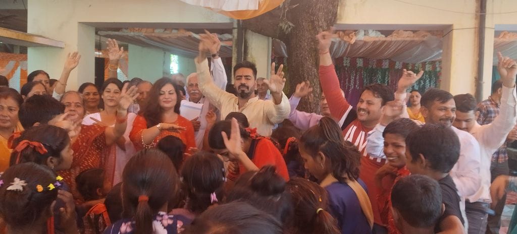 Deputy Commissioner celebrated Diwali with senior citizens and children