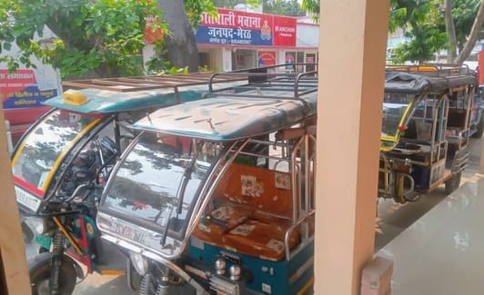 Three e-rickshaws were caught for creating a jam.