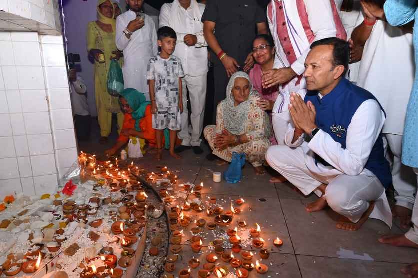 One lakh eleven thousand lamps were lit in Kaul village.One lakh eleven thousand lamps were lit in Kaul village.