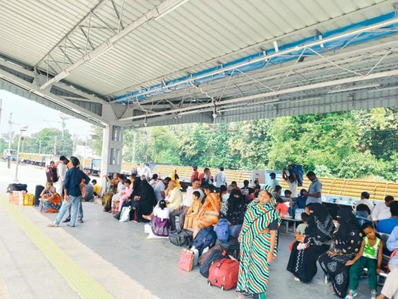 After the festival, there was a scramble for seats on trains, and crowds gathered at the station.