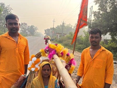 Two brothers set out on a pilgrimage with their mother on their shoulders and reached Anupshahr.