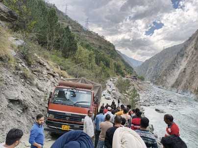 Truck breaks down in the middle of the highway, traffic halted for two hours