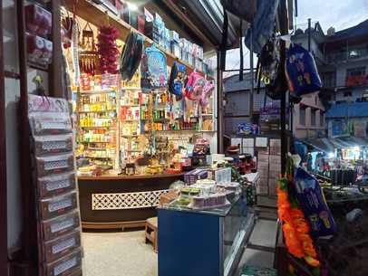Sisters indulge in shopping on Bhaiya Dooj
