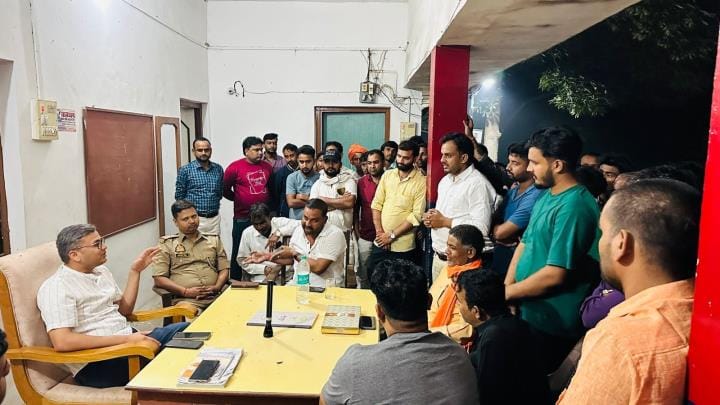 BJP worker picked up by police, police station surrounded till morning
