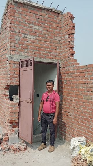 Seven miscreants entered the house of a transgender and looted Rs 35 lakh cash and 700 grams of gold.