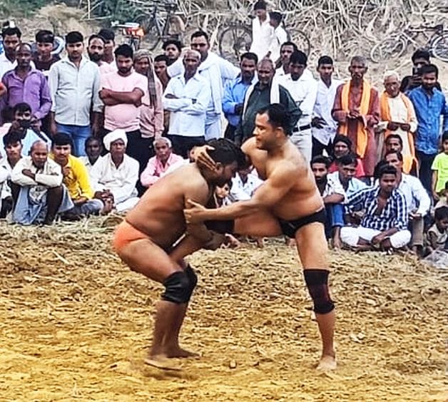 The wrestling match worth Rs 10,000 was inconclusive, and the thrilling matches drew applause.
