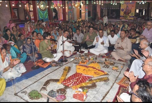 Govardhan Puja was performed with great pomp in the Mahadev Temple.