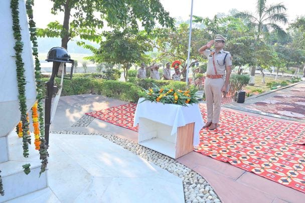 Police celebrated Police Memorial Day and Flag Day, paid tribute to the martyred soldiers
