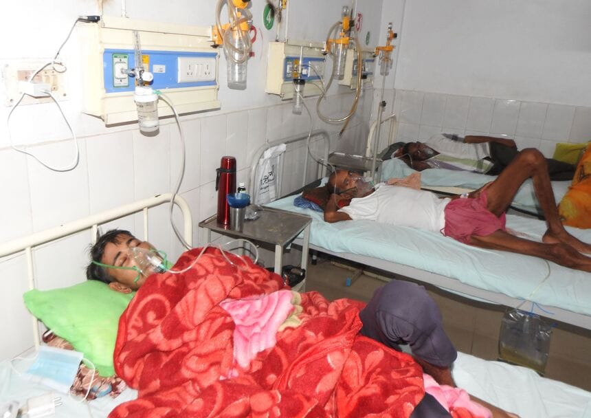 Siddharthnagar News: Respiratory patients' troubles increase, queues lengthen in OPD