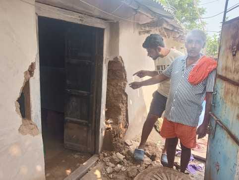 Burglars carried out a theft of cash and jewelry worth lakhs by breaking in.