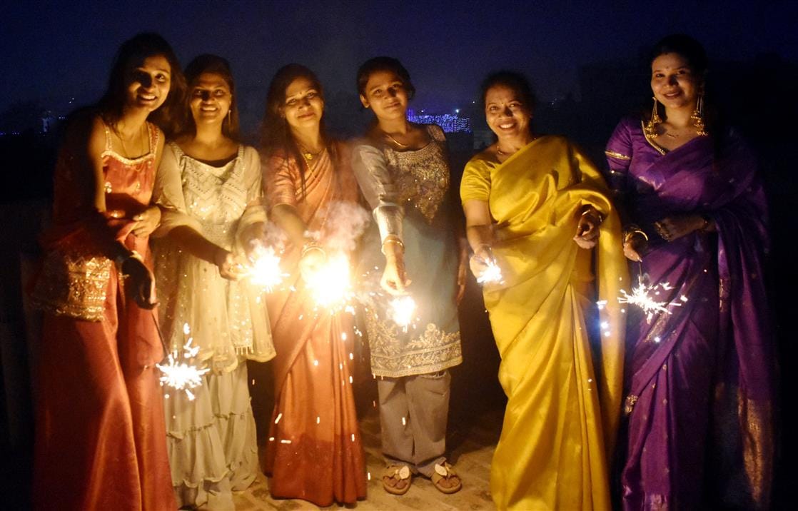 The courtyard was decorated with garlands of lamps, the market saw a turnover of 400 crores.
