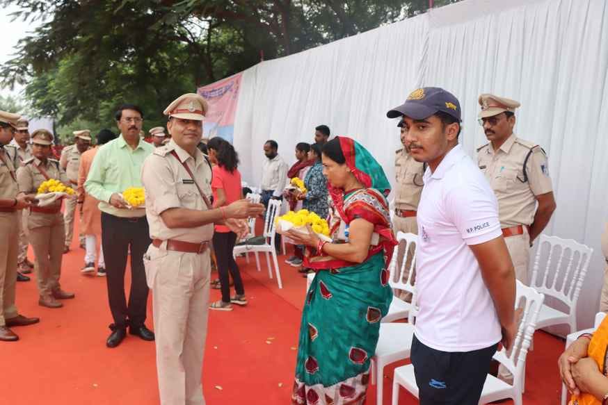 Katni News: SP laid a wreath at the Amar Jawan Memorial on Police Memorial Day.